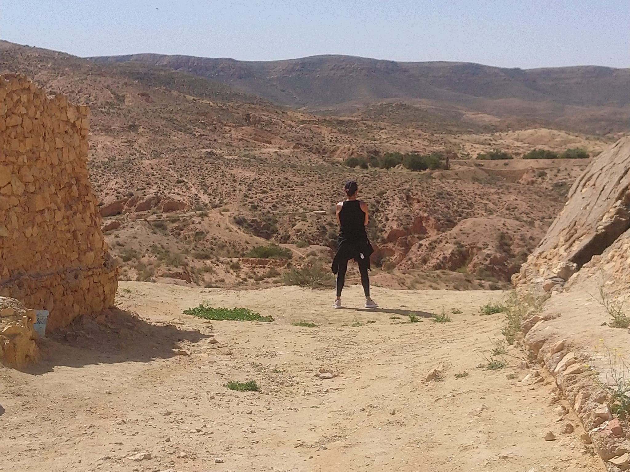 Maria blickt in die Weite der Sahara